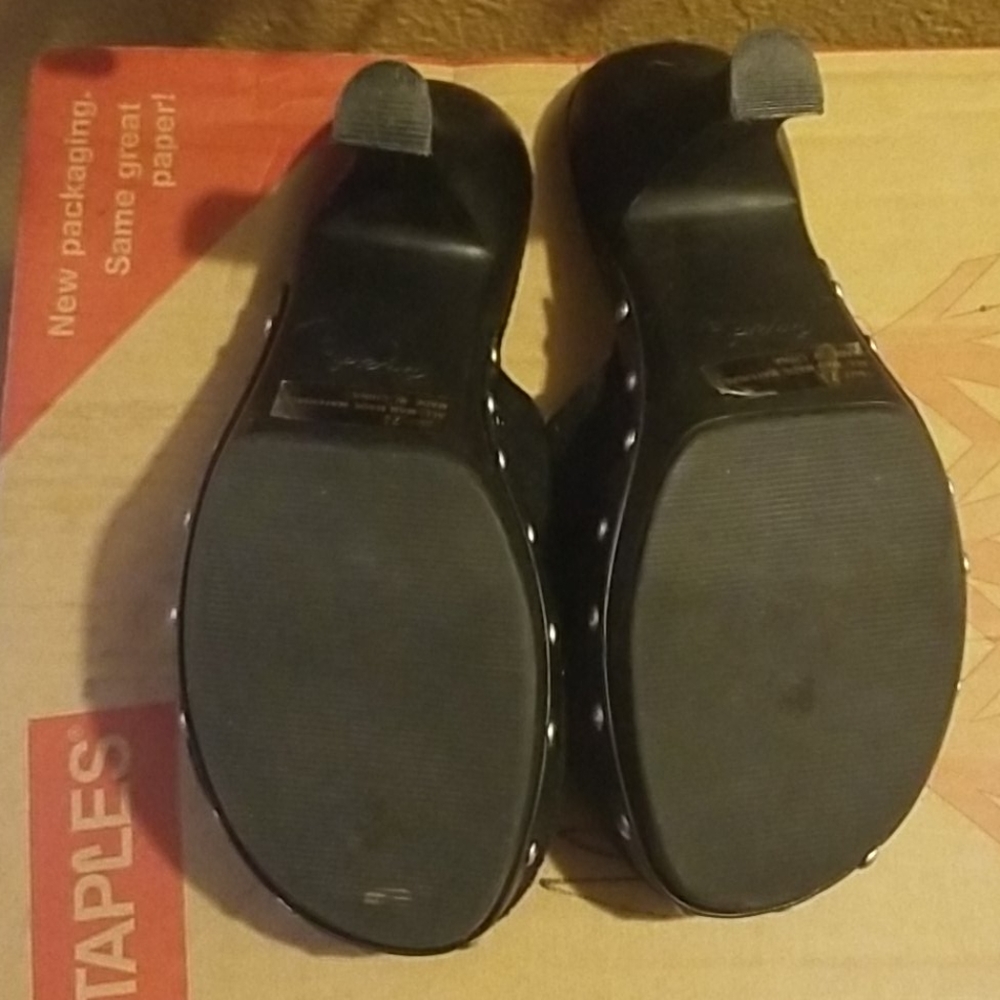Shoes - Picture 2 of 4